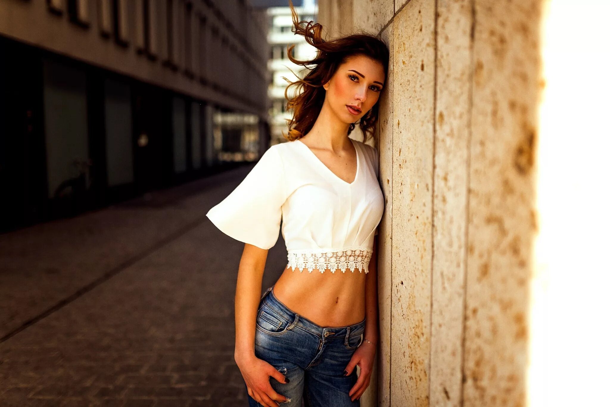 Даниэль кэмпбелл в шортиках и топике. Красивые девушки с открытым животом. Miro hofmann модель. Девушки в куртке с открытым животом. Девушки с открытым животом.