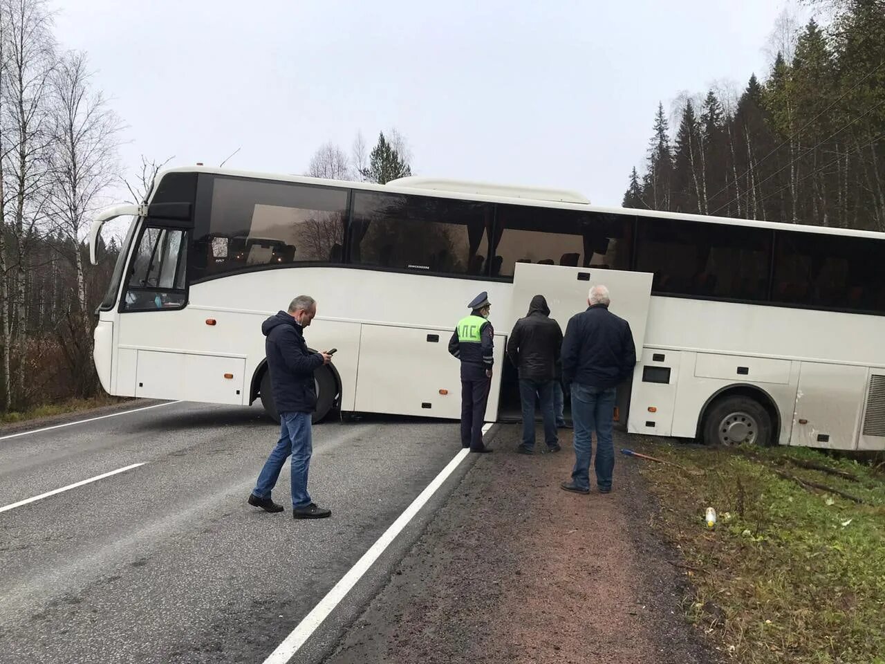 Водитель туристического автобуса. Рускеала Сортавала автобус. Туристический автобус Карелия. Автобус из Карелии. Автобус турист.