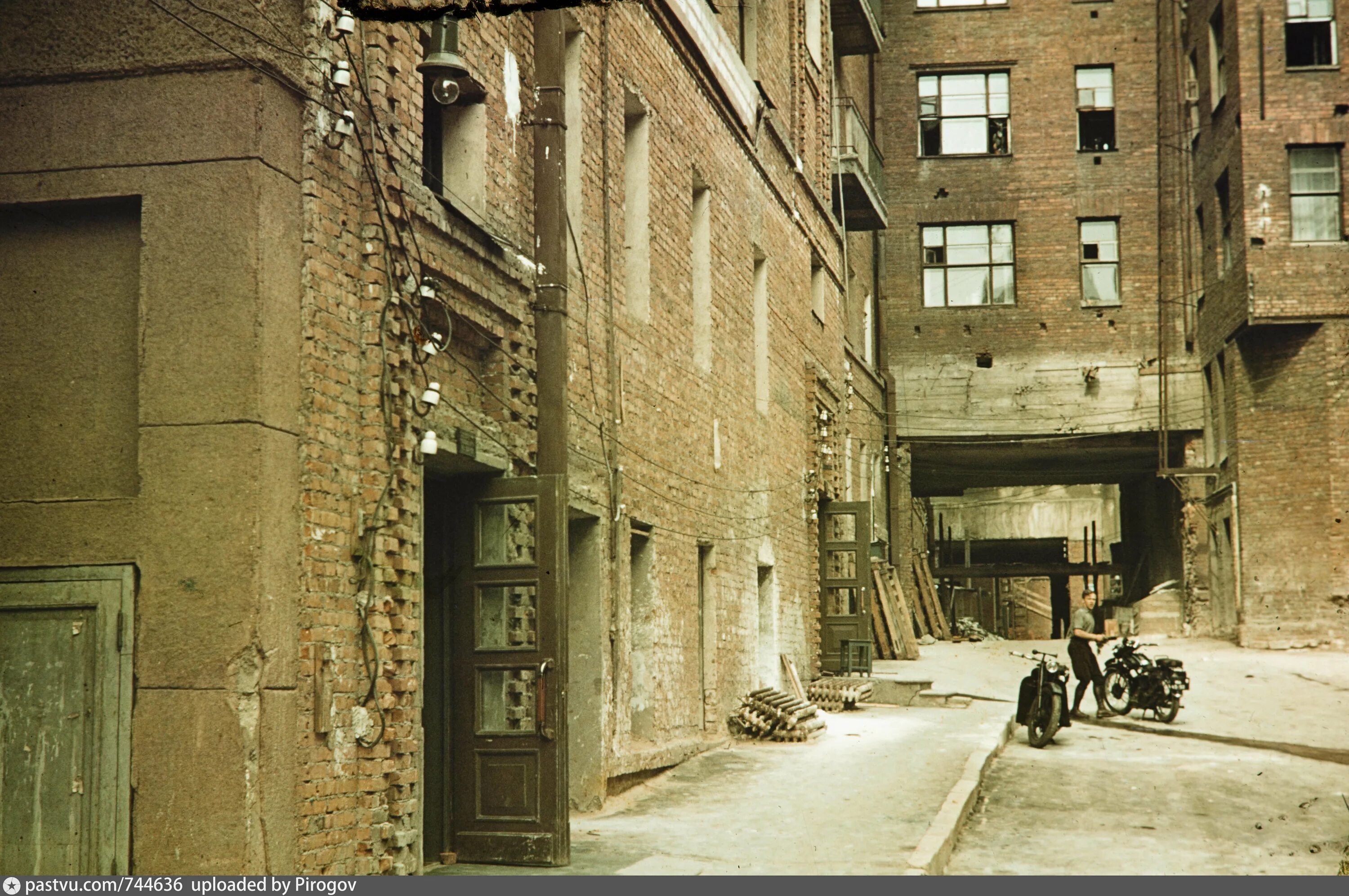 Улица Горького (Тверская) Москвы 1939. Московский двор 1930-е. Москва улица Горького 1939 год. Харрисон Форман Москва 1939. Street let