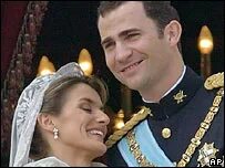 Принцесса астурийская летиция свадебное платье. Король испании и королева летиция. Фелипе 6 король испании. Принц в испании сканворд 6. Королева испании летиция свадьба.