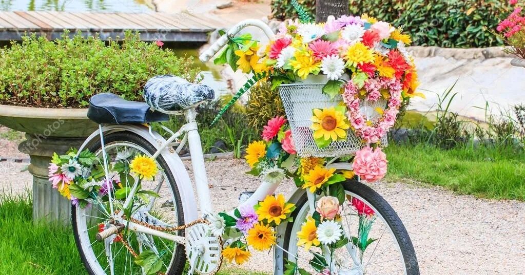 Велосипед в цветах зеленый. Велосипед цветник. Старый велосипед в саду декор. Клумба велосипед с цветами. Парад велосипедов.