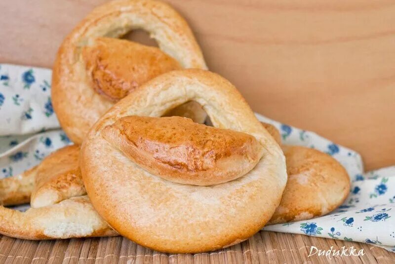 калач московский. калач выпечка. пшеничный калачик. калач и крендель. пшеничный калач.