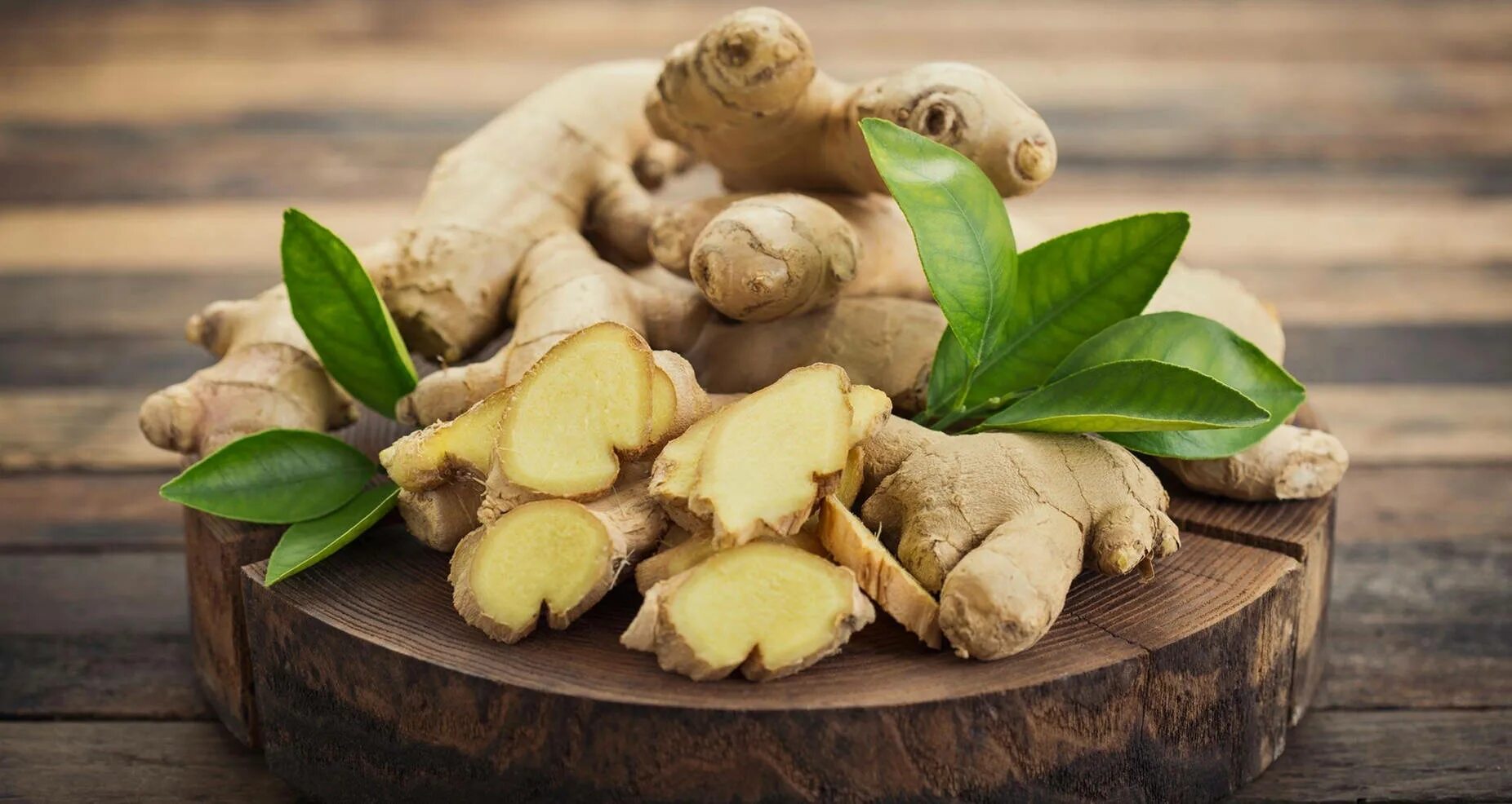 Ginger pics. Имбирь свежий. Имбирь. Имбирь корневище. Имбирь на белом фоне.