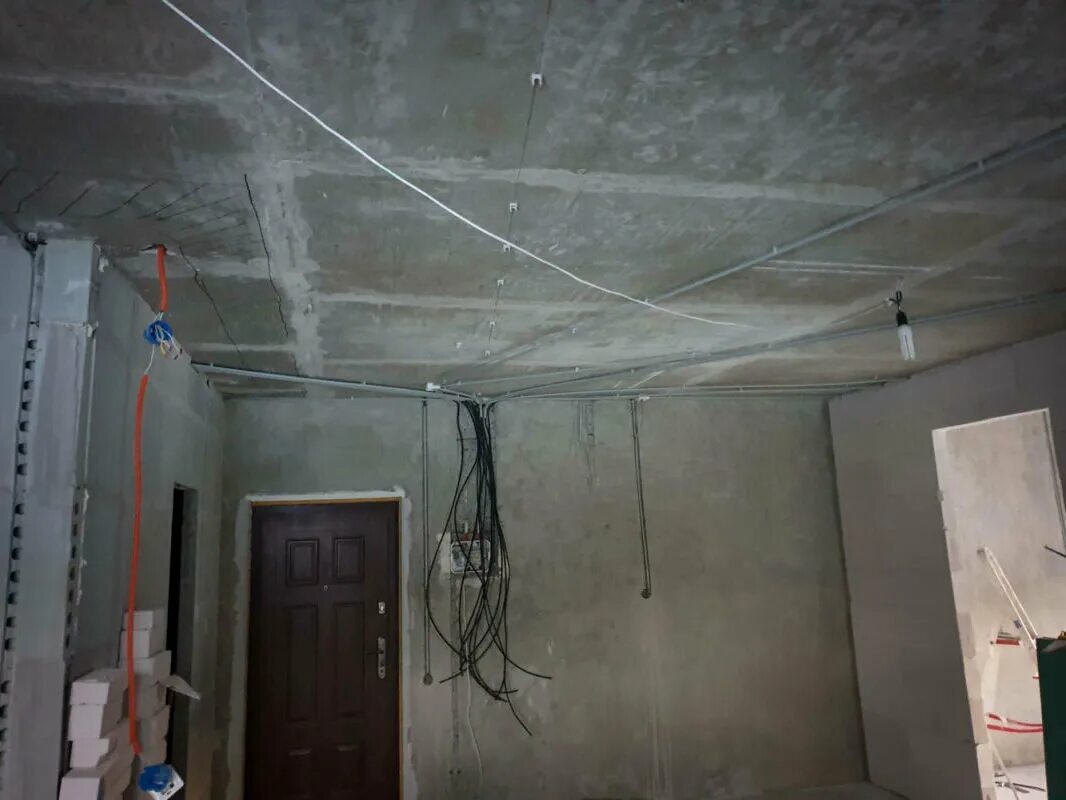 черновой электромонтаж. электромонтаж в квартире фото. электромонтаж в квартире по потолку. электромонтаж штробление. черновой электромонтаж.