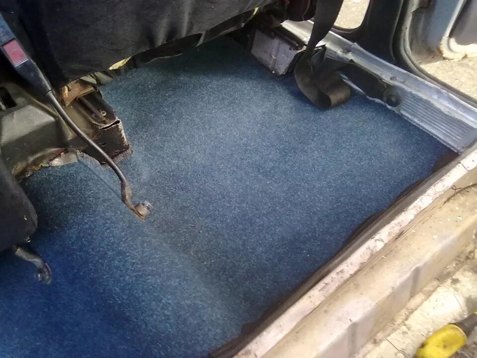Утеплитель пола авто ланос. Шумоизоляция войлок 2107. Покрытие пола уаз 469 автолин. Перестелить ковролин в машине. Утеплитель для пола автомобиля.