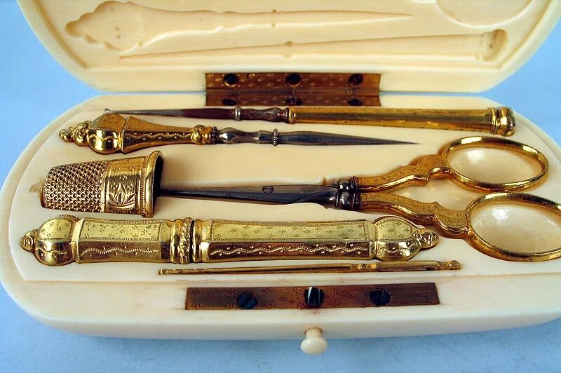 Золото и старина. Старинные инструменты. Старинные инструменты для рукоделия. Антикварные принадлежности для рукоделия. Антикварный инструмент.