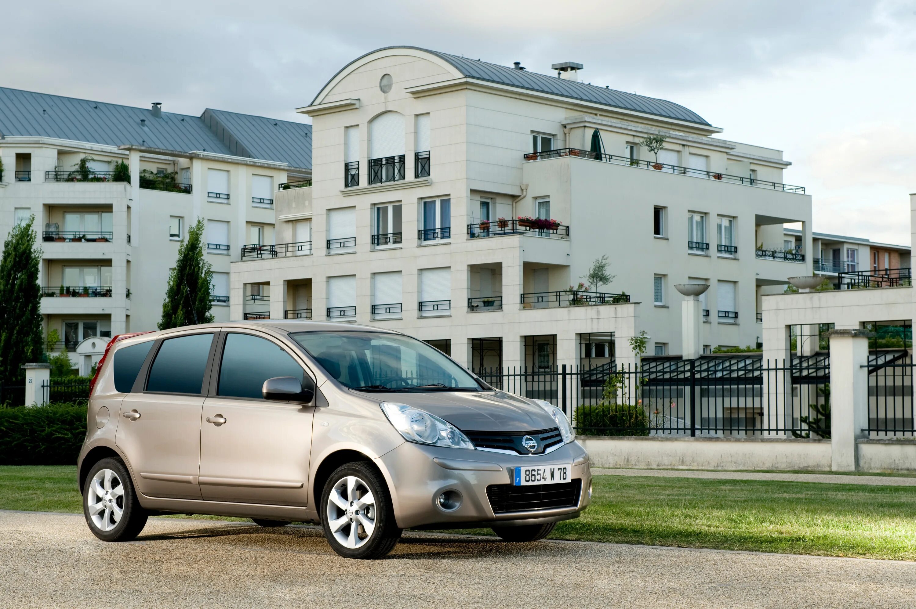 Автомобиль ниссан характеристики. Nissan Note 2009. Nissan Note e11 1.4. Ниссан ноут 1 модель. Nissan Note e11 Nismo.