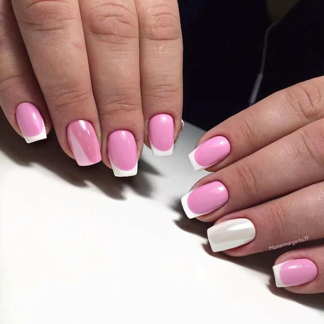 Френч розовый с белым. Розовый френч на ногтях. Розовый френч. Розовый френч. Французский маникюр розовый.