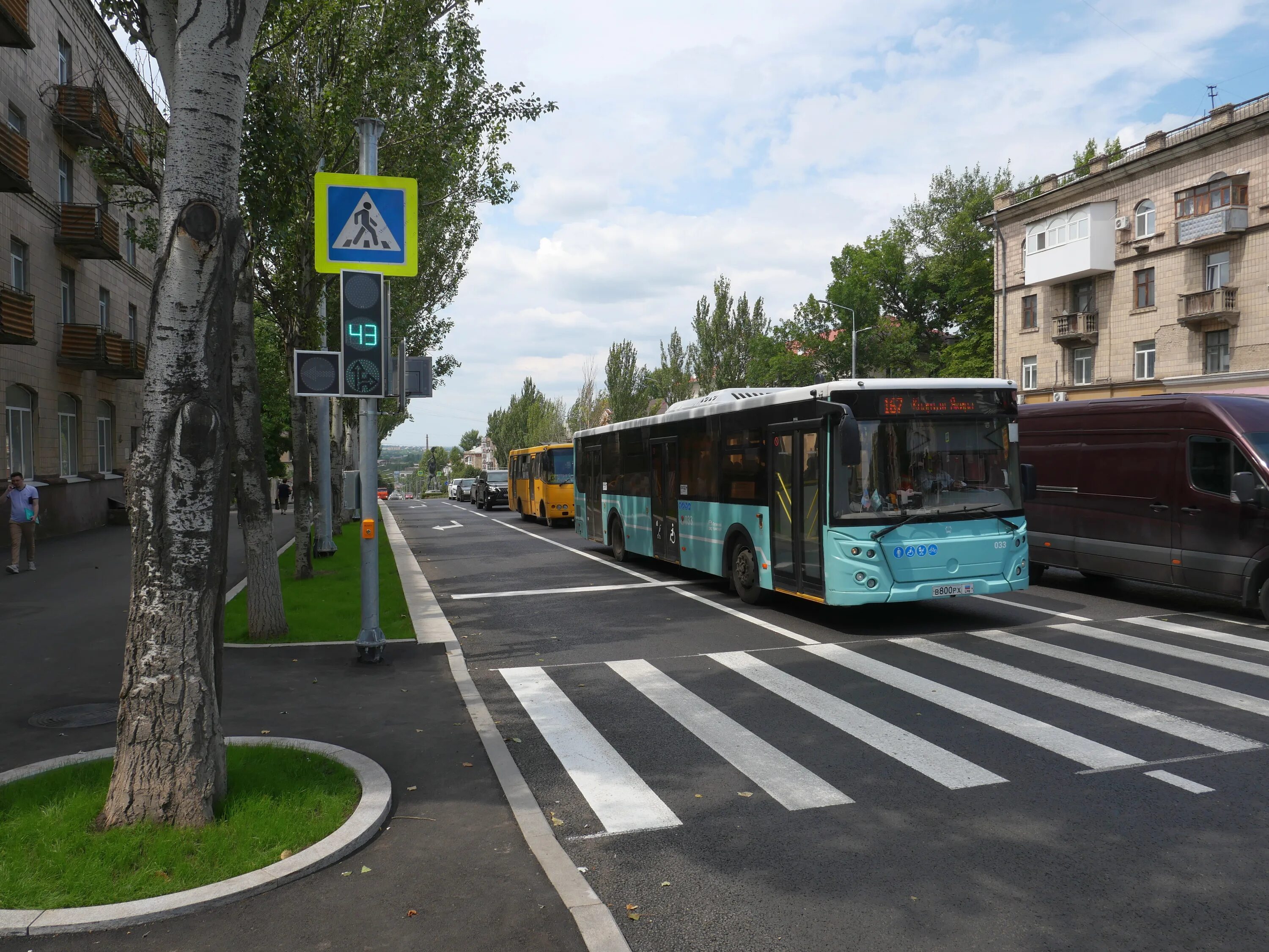 Новый луганск. Елка в луганске 2022. Театральная площадь луганск елка 2023 вк. Зимний луганск. Свято никольский храм кисловодск.