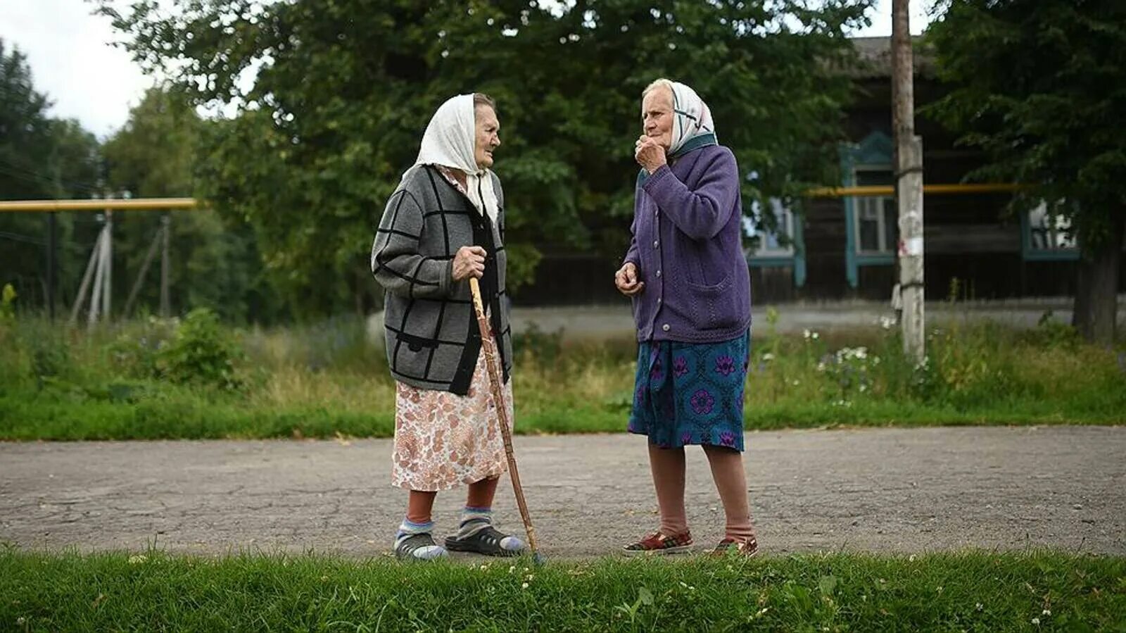 На носки у бабушки пошло 2. Деревенская бабушка. Старушка в деревне. Две старушки. Бабка в деревне.