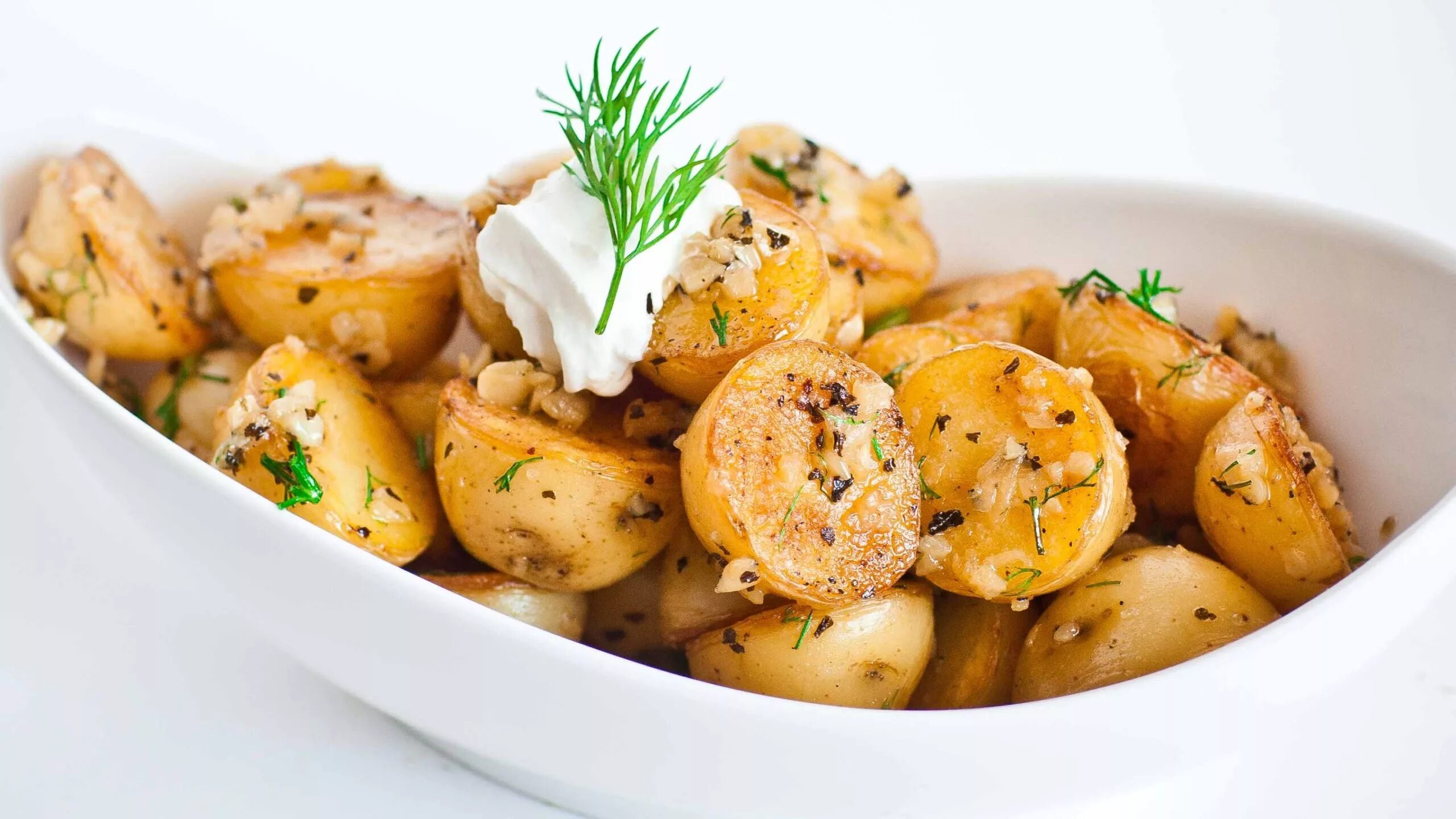 Какой картофель для жарки какой для варки. Картошка с чесноком. картофель запеченный с чесноком. картофель с чесночным соусом. жареная картошка с чесноком.