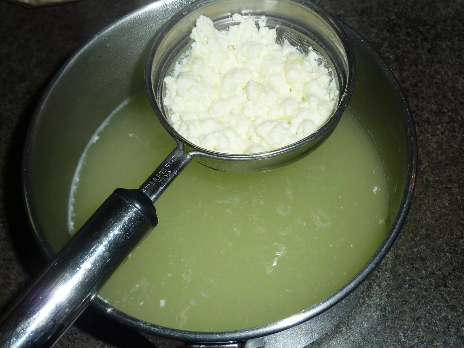 Сыворотка литр. Сыворотка молочная. творог с сывороткой. сыворотка кисломолочная. сыворотка от творога.