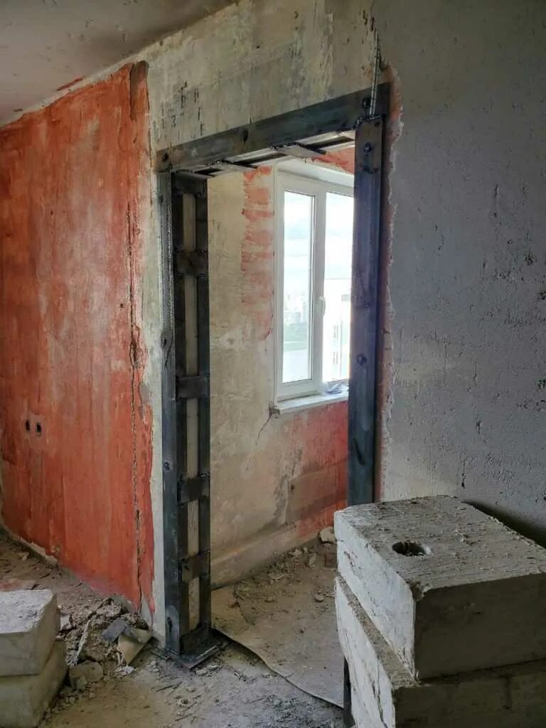 Проём в несущей стене. Прпроем в кирпичной стене. Пробивка проема в кирпичной стене. Усиление проемов толщиной 580 мм металлической обоймой. Самовольная перепланировка.