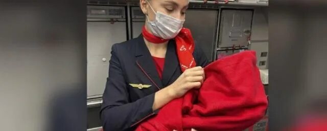 Уральские авиалинии стюардессы. Ребёнок родившийся на борту самолёта. Стюардессы турецких авиалиний. О женщина. Женщина рожает в самолете.