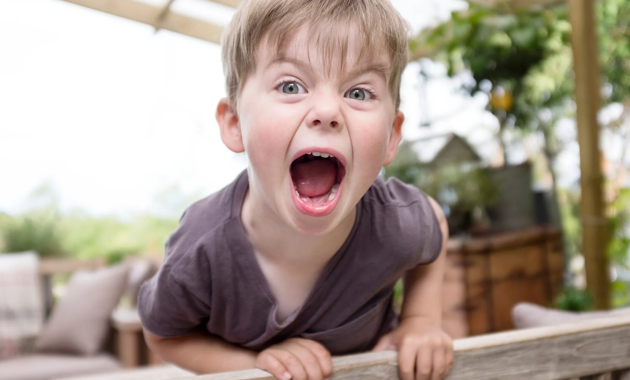 опасные игрушки для малышей. вредный ребенок. маленькие дети капризные. а 4 вредный ребенок. неуправляемый ребенок.