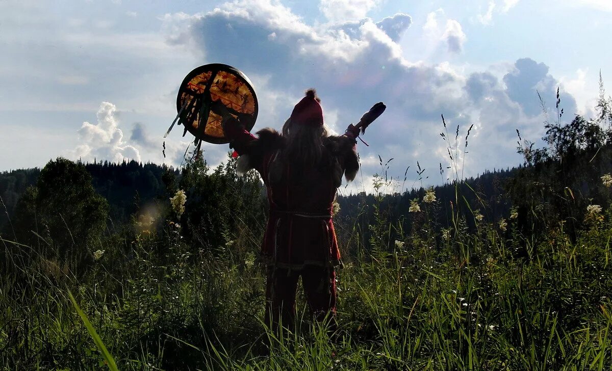 шаман дали заслуженного. кобежикова татьяна васильевна шаман. тувинский шаманский костюм. шаман картинки. топшур алтайский алтай кай.