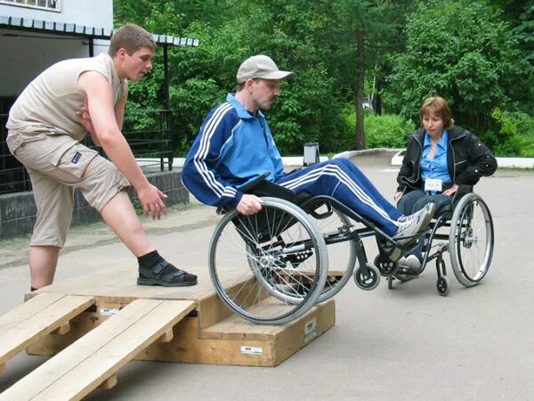 Активная жизнь инвалидов. Инвалидная коляска для ступенек. Активные инвалиды. Независимая жизнь инвалидов.