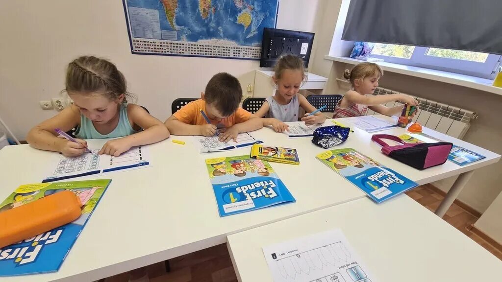 интерьер языковой школы. школа английского simple english. учебный центр люди. школы английского языка в екатеринбурге рейтинг. языковая школа екатеринбург.