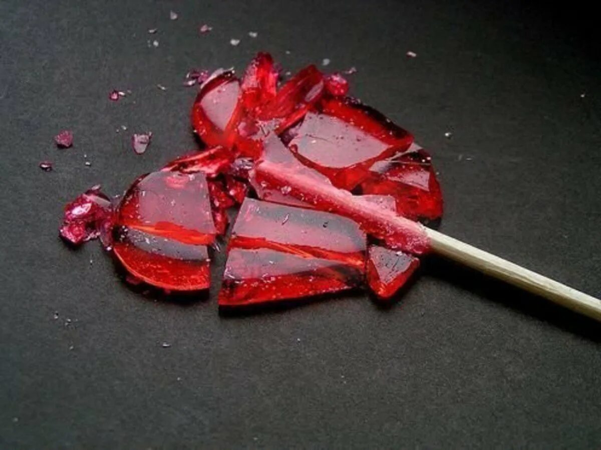 Что значит разбить сердце. Разбитое сердце. сломанное сердце. разбитое сердце на кусочки.