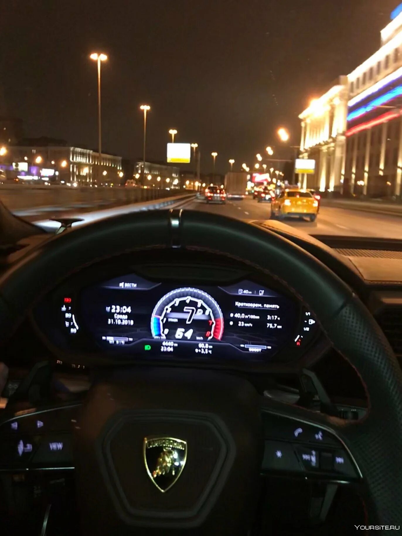 На руле москва. За рулем ночью. вид из за руля. вид из машины ночью. ночной салон машины.