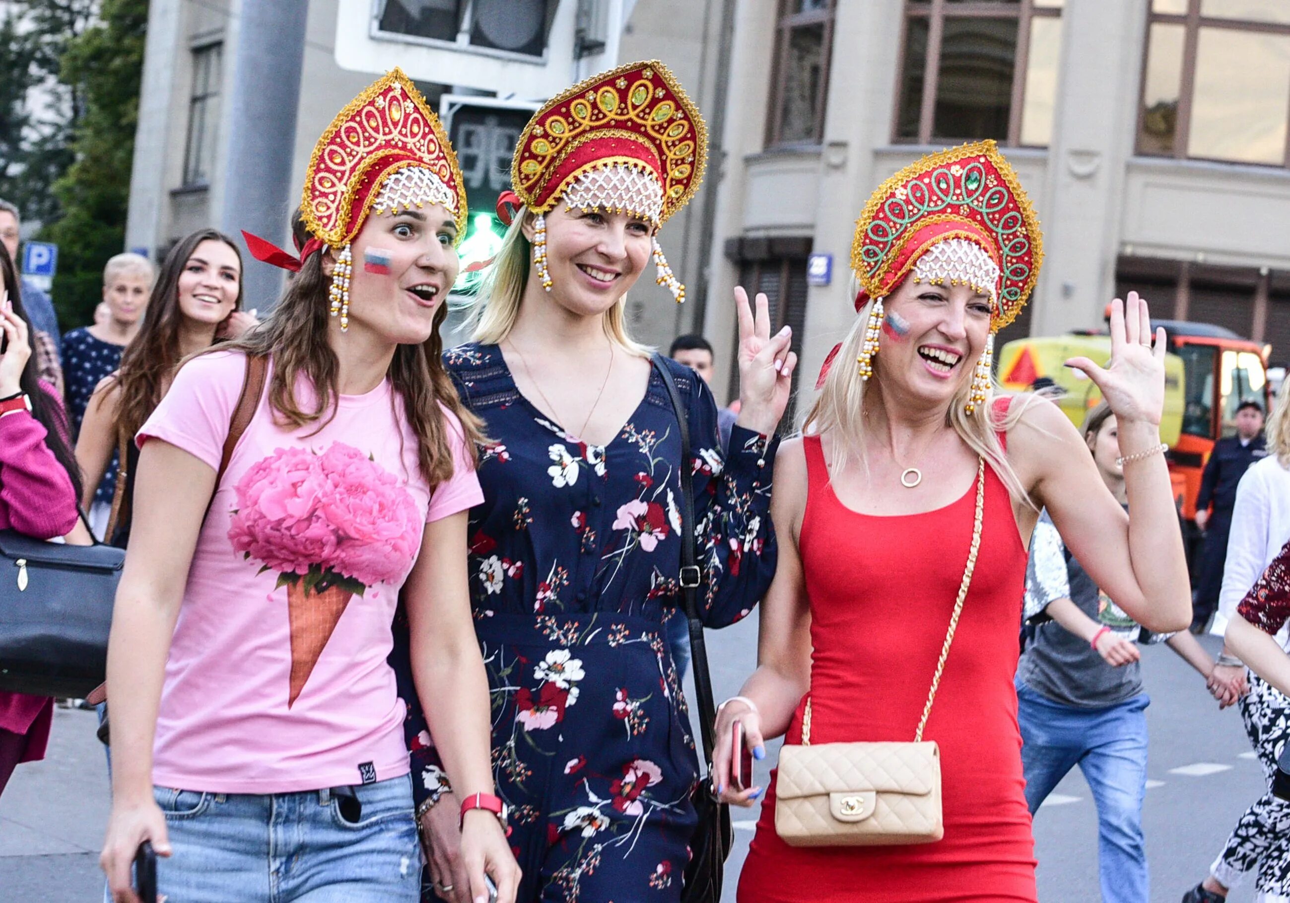 И тем самым жители города. Москва люди. жители москвы. мужик в кокошнике. современные русские люди.
