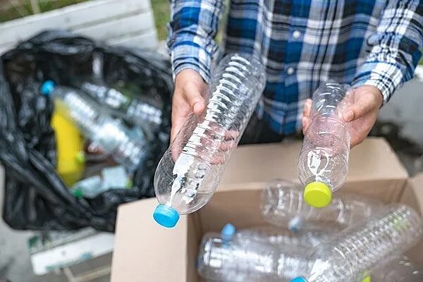 Для чего собирают пластиковые бутылки. Пластиковые отходы. Утилизация пластиковых бутылок. Полотно из пластиковых бутылок. Пластиковые бутылки отходы.
