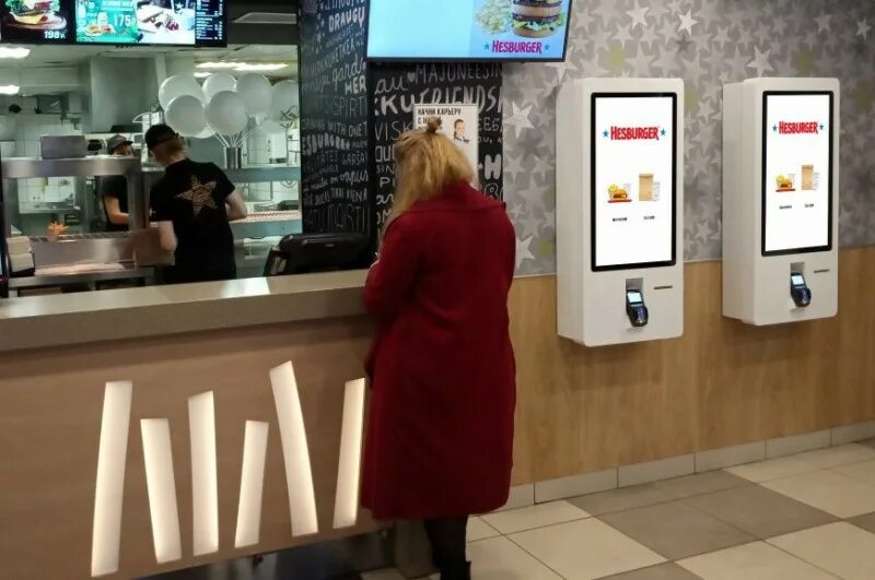 Фаст кассе. Терминал самообслуживания макдональдс. киоски самообслуживания для фаст фуда.