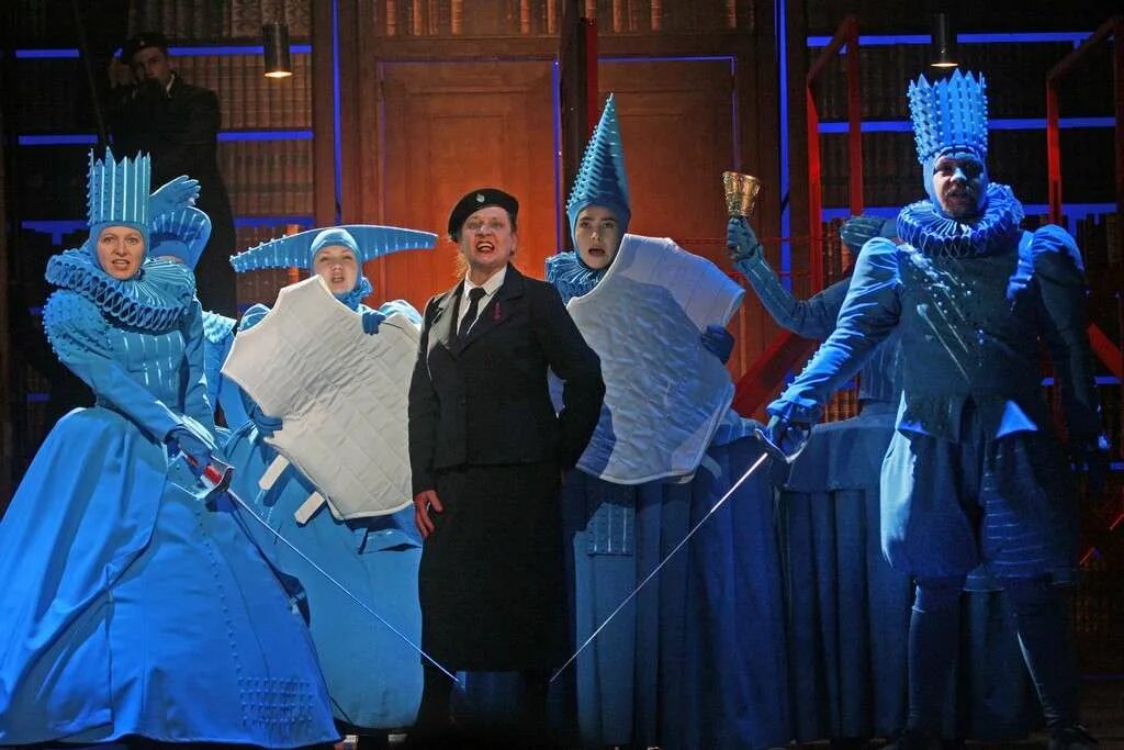 Гамлет молодежный театр ростов. Хабенский гамлет. Гамлет шекспир спектакль. Альтернативный театр. Молодежный театр гамлет.