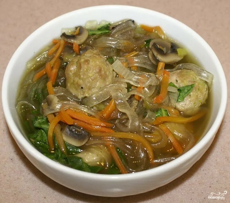 Суп со свининой и лапшой. Вьетнамский суп со свининой. Мисо рамен с грибами эноки. Рамен со свининой. Суп со свининой и лапшой.