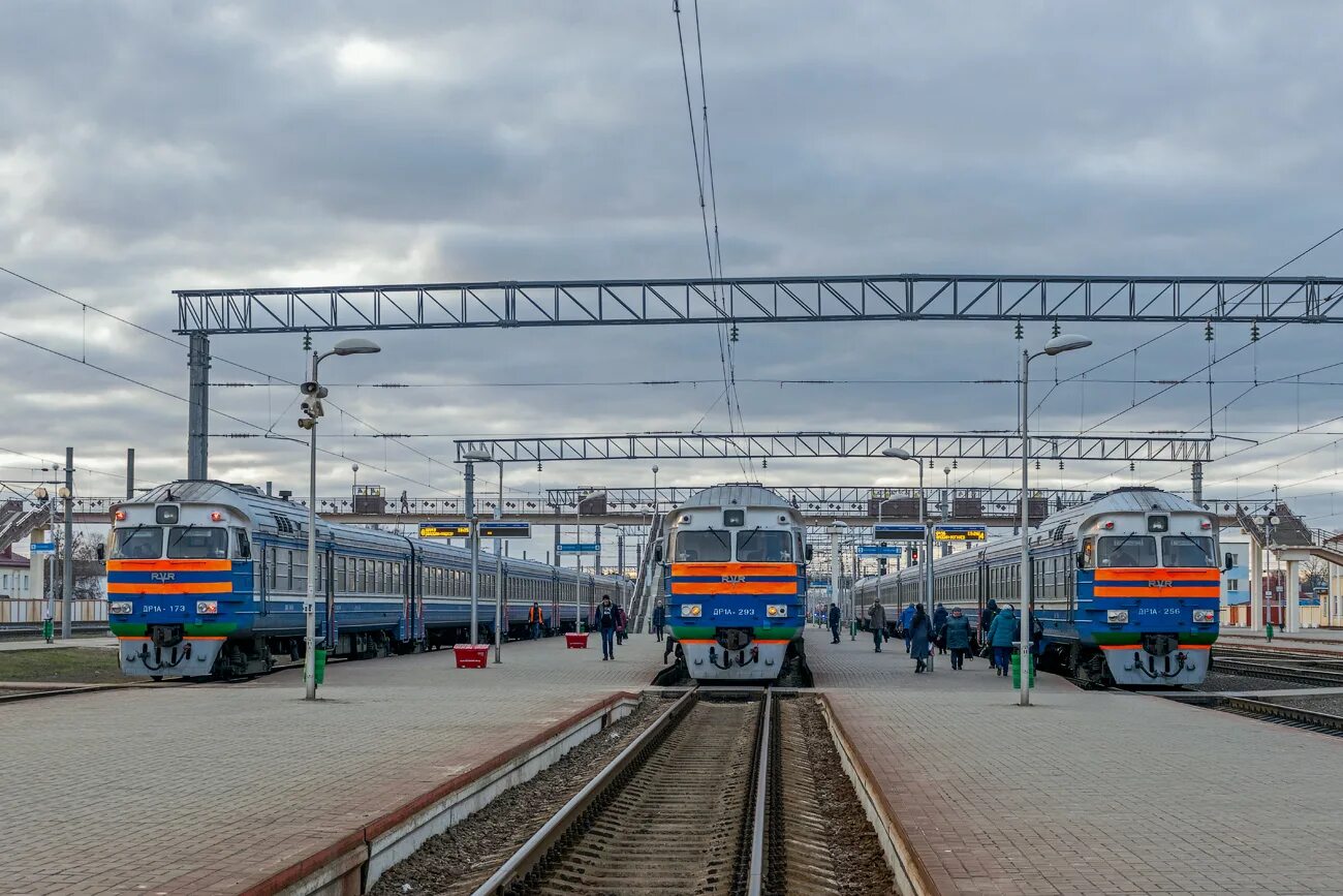 Дизель поезд жлобин. Жлобин (станция). жлобин жд. жлобин вокзал. др1 дизель-поезд.