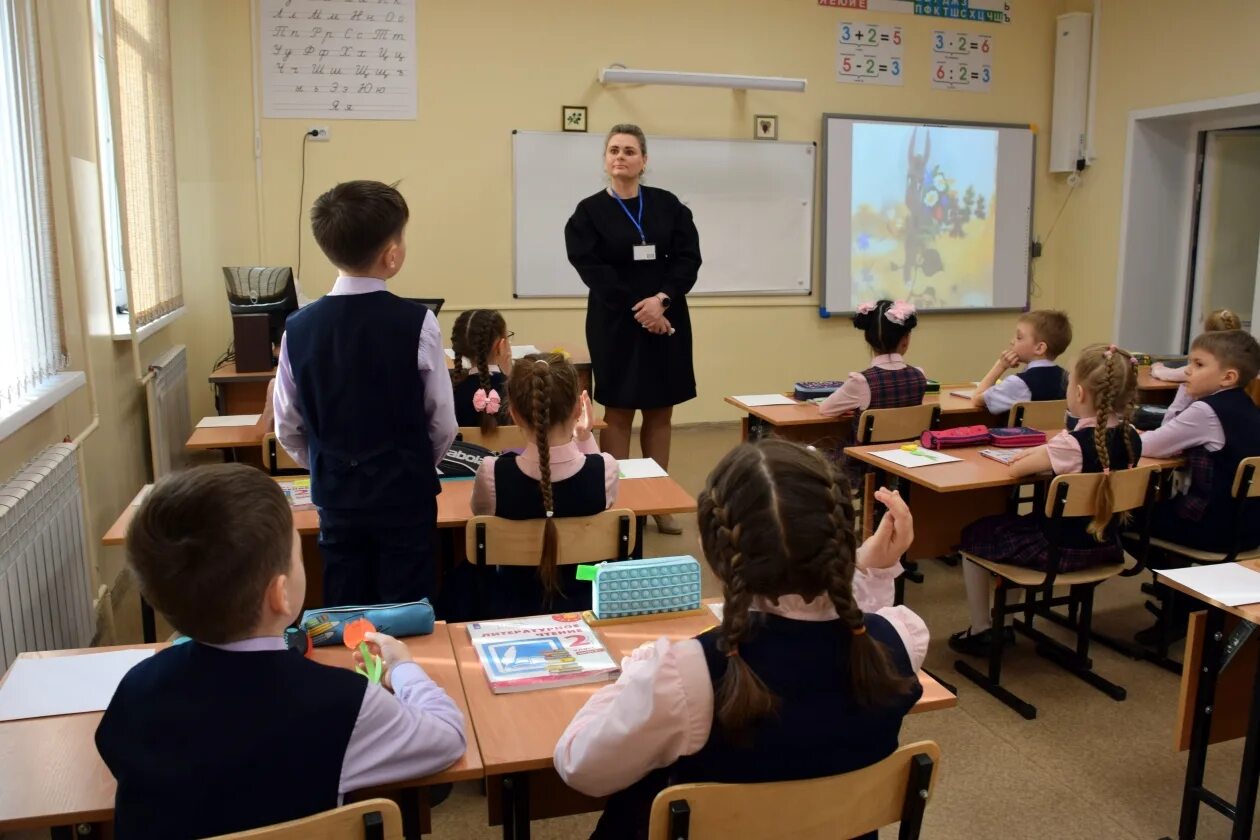 Учителя 4 школы 2022 года Южно-Сахалинск. Учитель в школе. Учителя 12 школы. Учитель года урок. Педагоги 12 школы