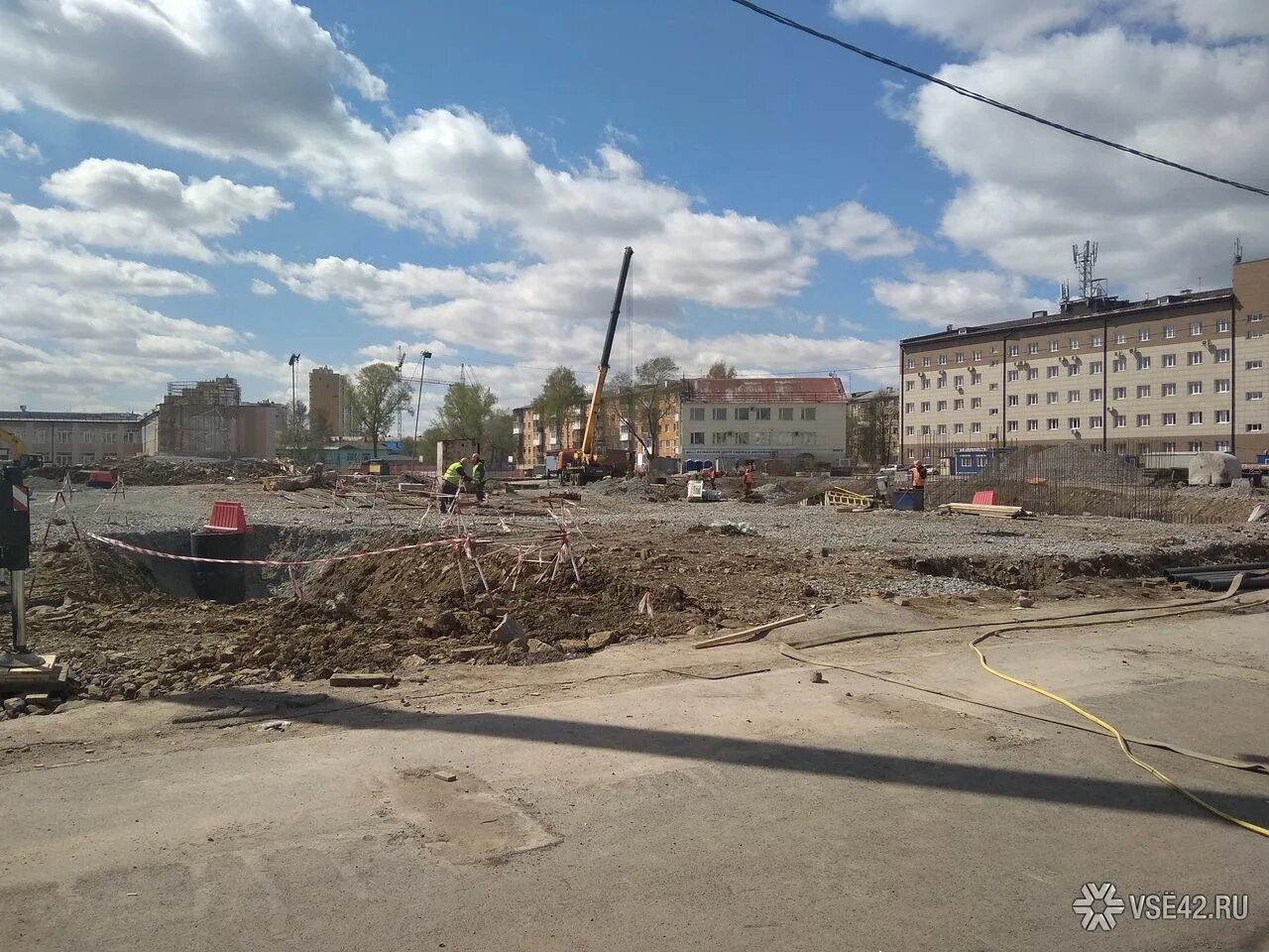 Кемерово зимняя вишня сейчас парк. Стройка зимней вишни. Строительство ТРЦ зимняя вишня Кемерово. Сквер на месте зимней вишни.