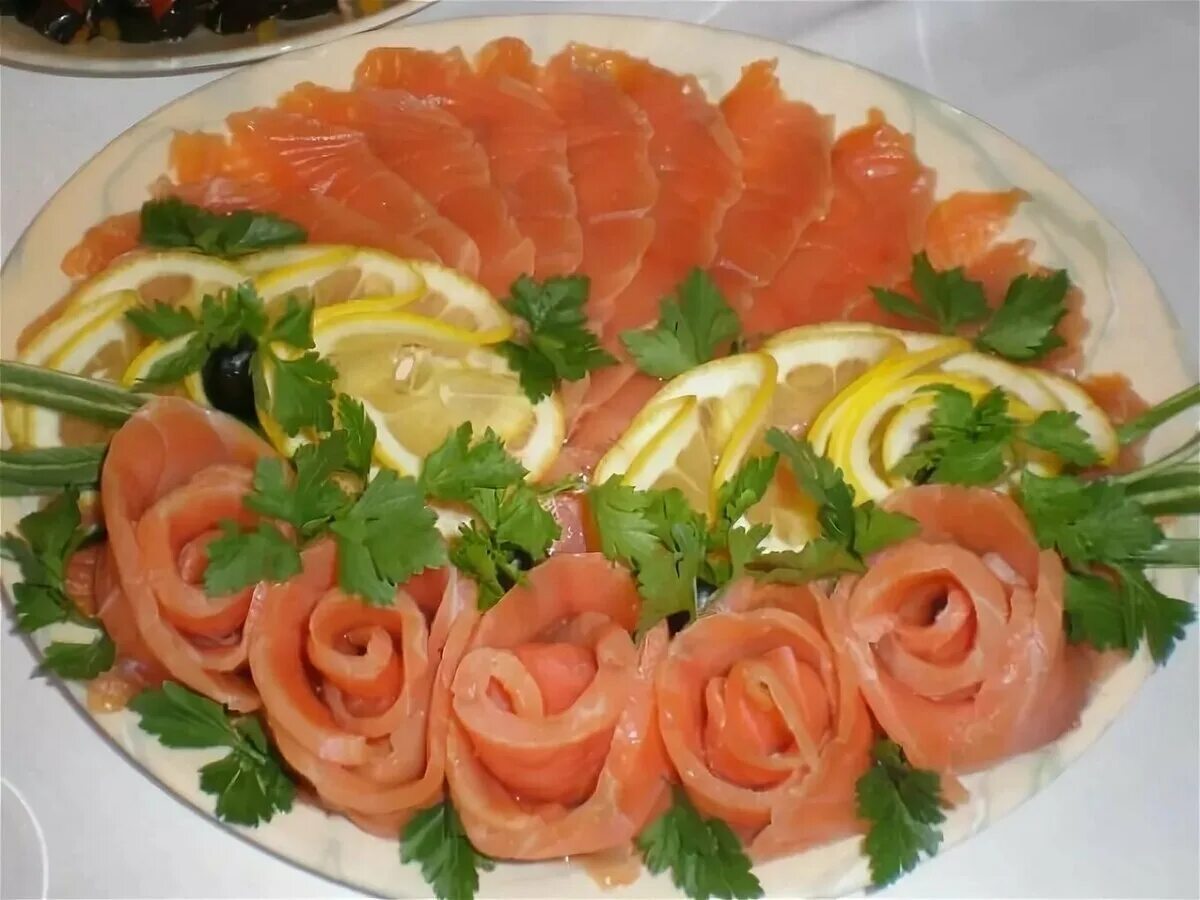 Частные домашние нарезки. Красивая нарезка из рыбы. красивая нарезка красной рыбы. сервировка красной рыбы. украшение нарезки из рыбы.