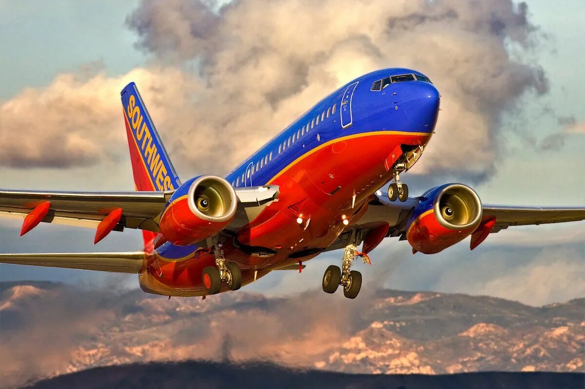 Покажи фотографии самолетов. Красивые самолеты. Самолет цветной. Красивые пассажирские самолеты. Разноцветные самолеты.