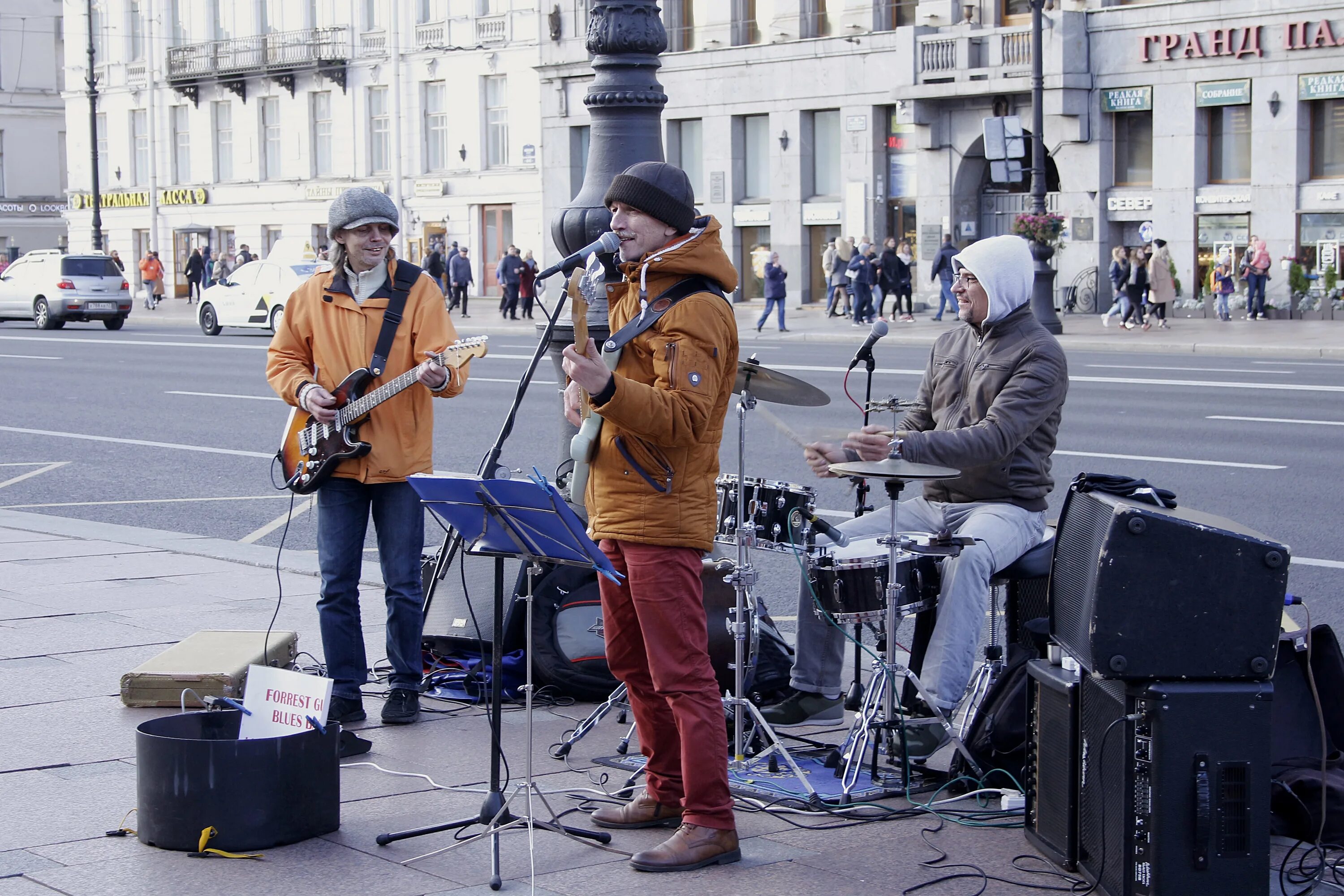 Какая музыка сейчас играет на станции. Уличные музыканты СПБ. Уличные музыканты в Питере. Уличные музыканты зимой в Питере. Уличный музыкант зимой.