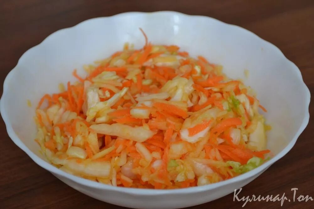 Салат из капусты с морковью и яблоком. Салат из капусты с морковью. Капуста и морковь. Морковно капустный салат. Добавляем капусту морковку добавить.