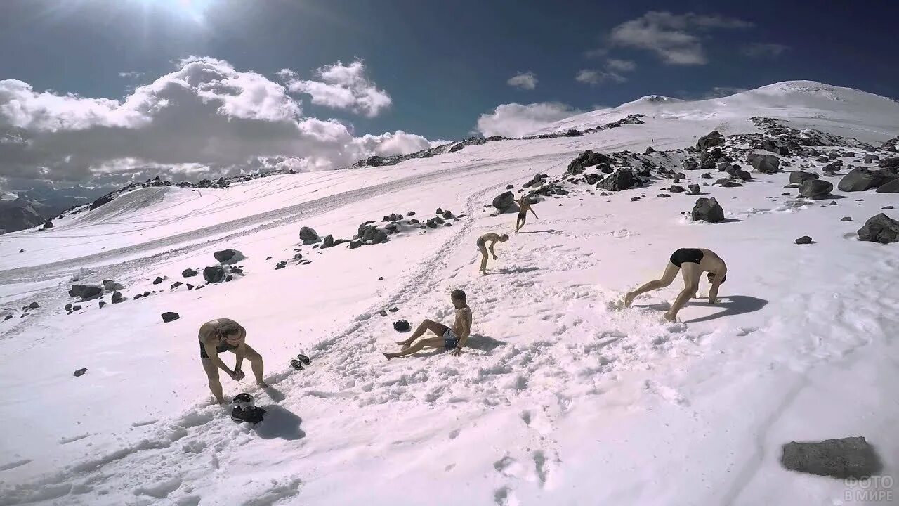 Клипы эльбруса. Эльбрус снег. Пещеры Эльбруса. Животные Эльбруса. Сугробы на Эльбрусе.