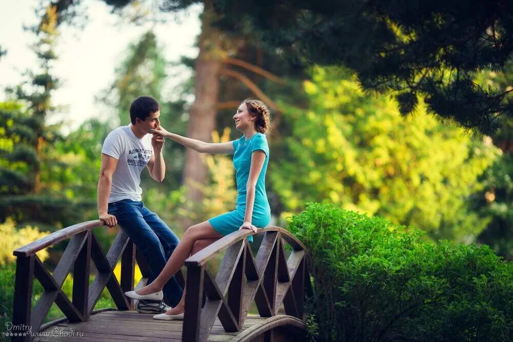 Парочка в парке. Фотосессия пары в парке. Фотосессия Love story в парке. Лавстори в парке. 2 парных фото