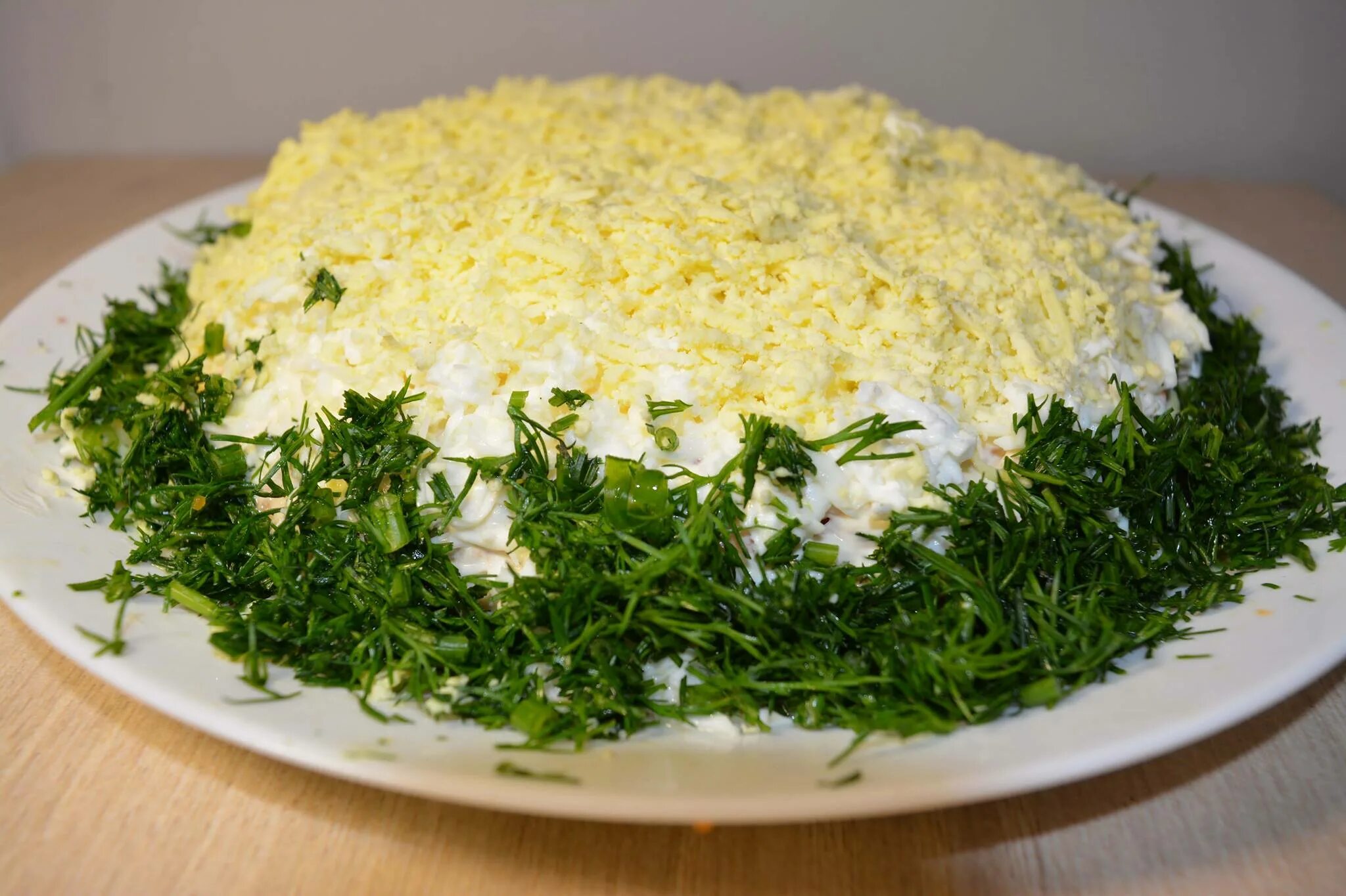 Салат курица сыр яйцо помидор чеснок. Салат. салат с сыром. салат с яйцом и сыром. салат с тертым сыром.