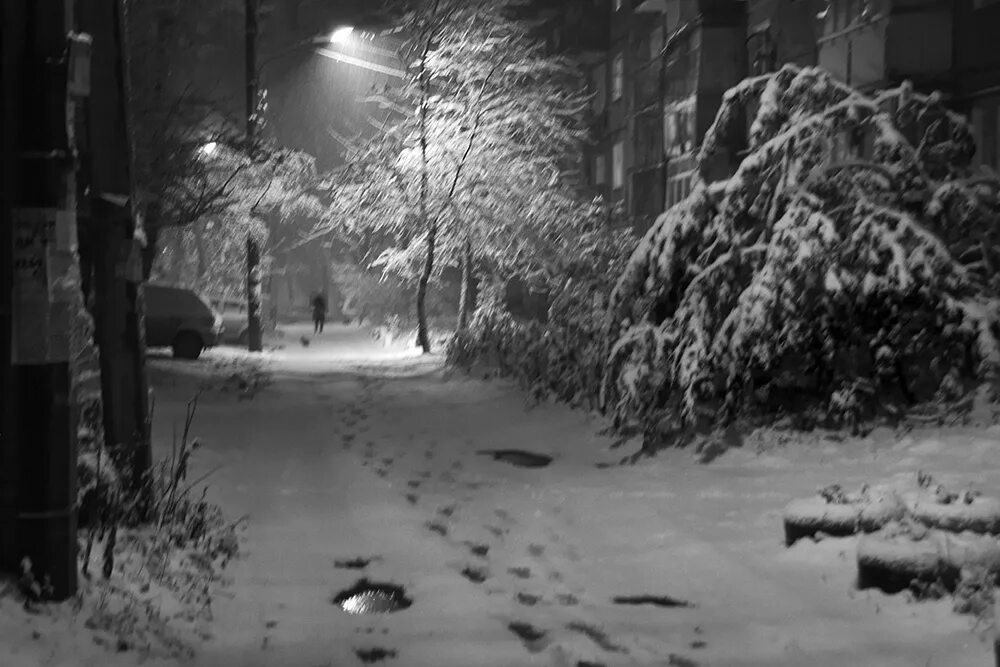 Ночью выпал снег и пока мы спали. Снегопадище. Снег вечером фото. Фото зимы пасмурно вечером. Нижний Новгород первый снег фото.
