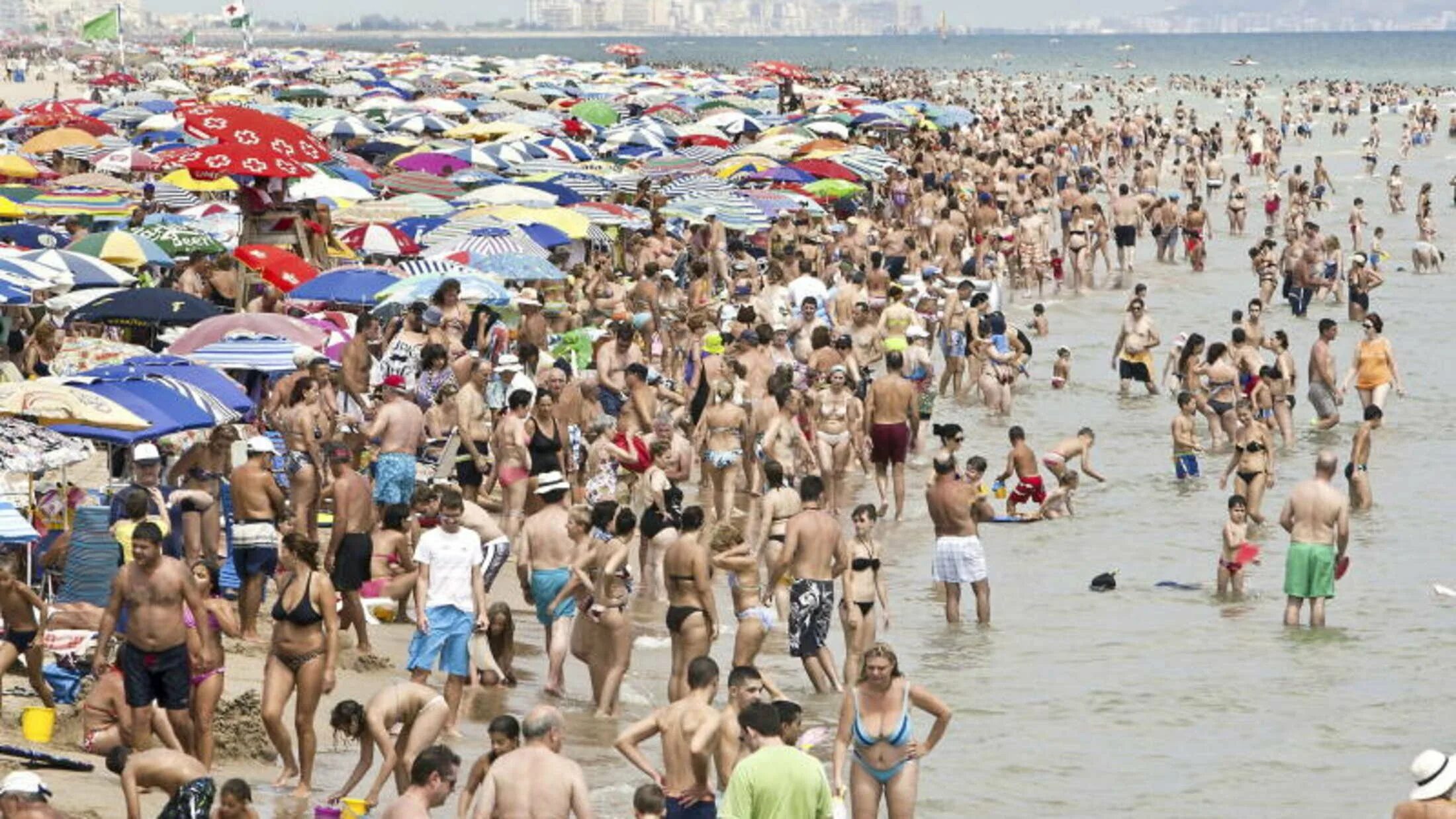 Где мало народу. Многолюдный пляж. Много людей на пляже. Самый многолюдный пляж. Куча народу на пляже.