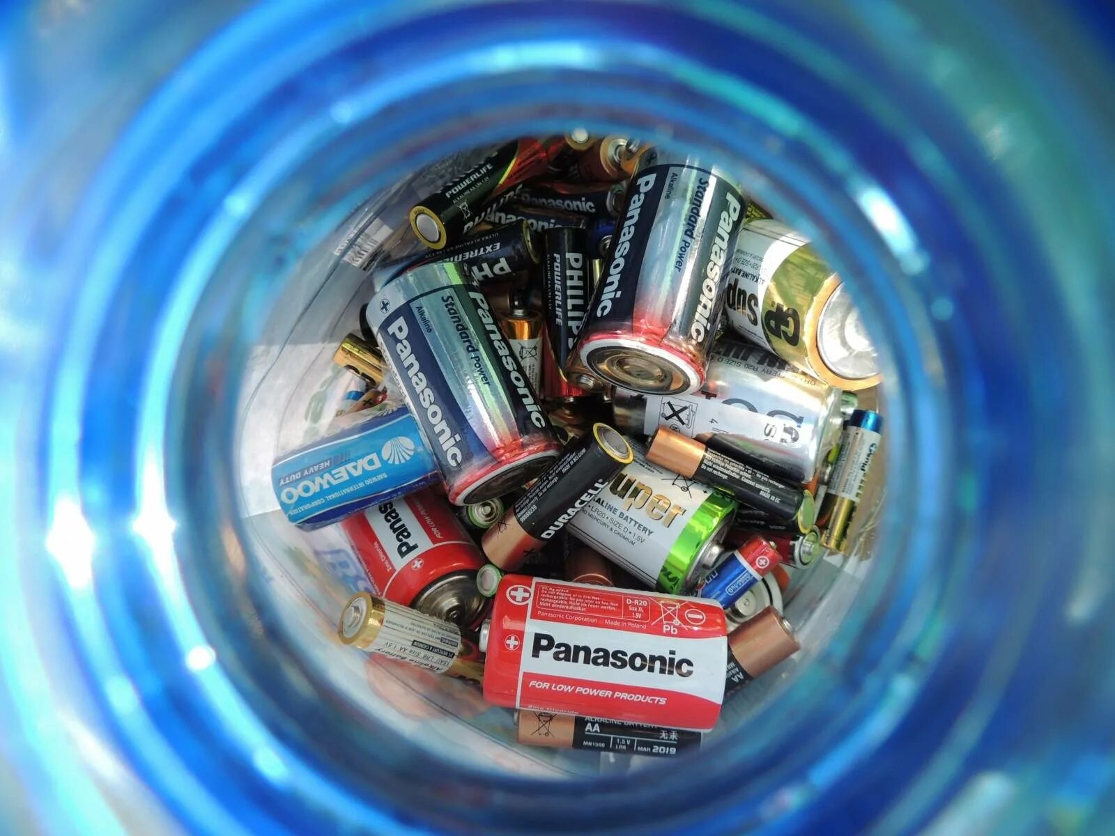 утилизация батареек. используются батарейки. отработанные батарейки. отработанные батарейки. использование батареек.