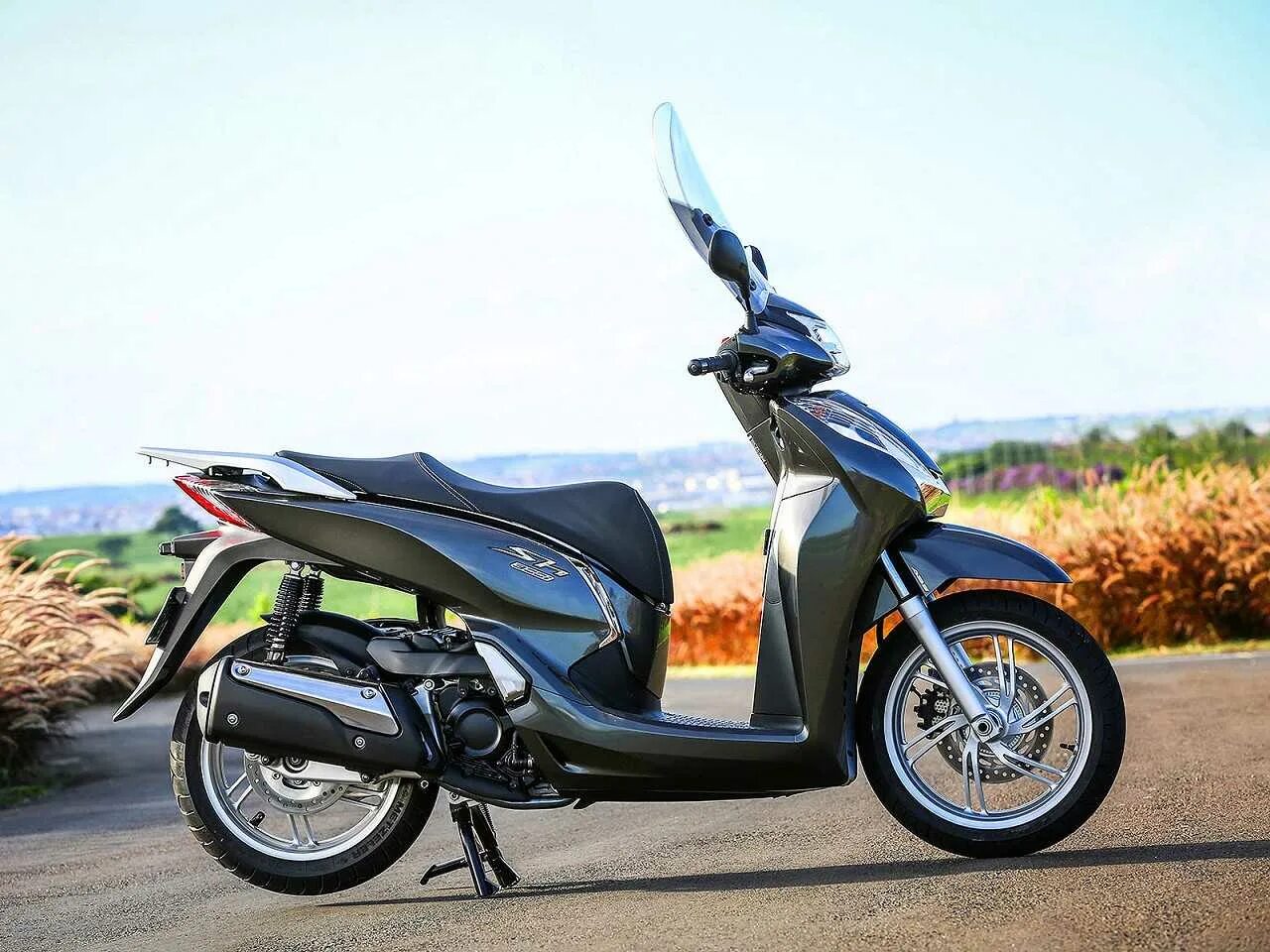 Honda sh 300. Honda sh150i. Honda sh 150. Скутер Honda sh 125. Характеристики скутеров хонда