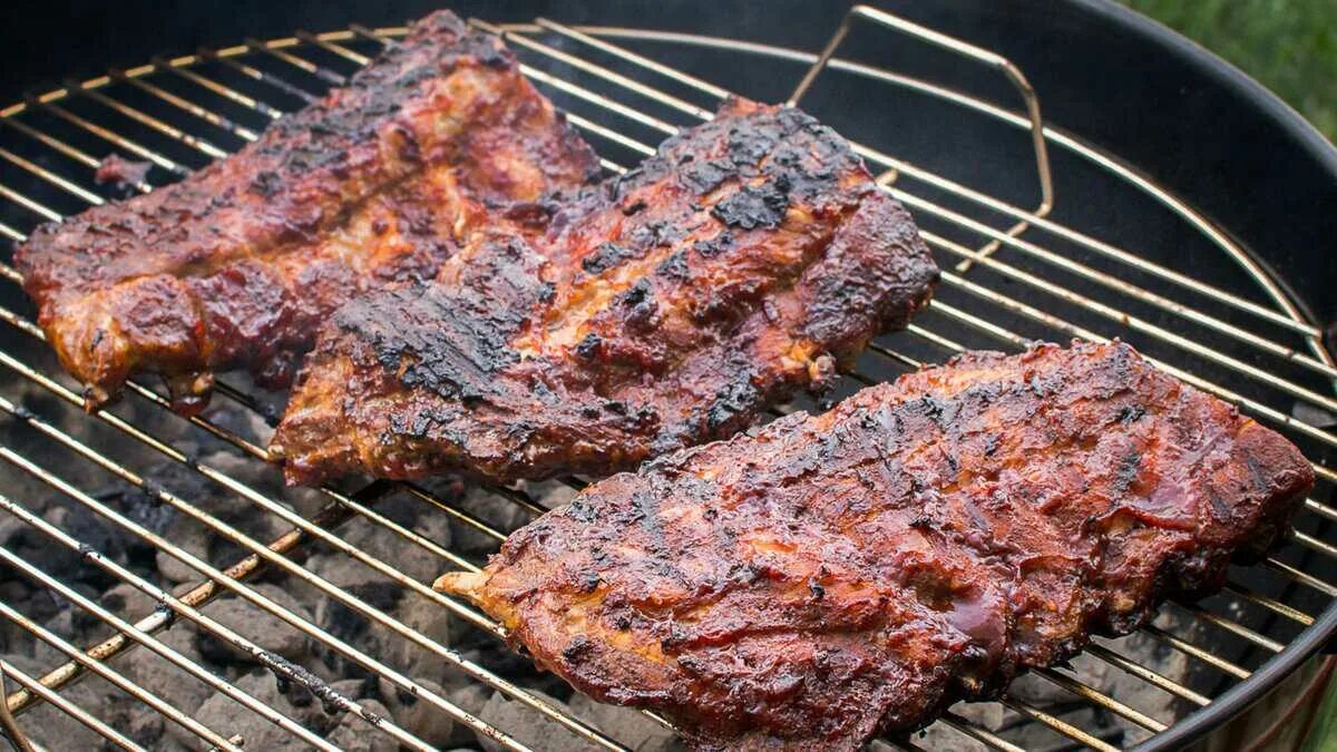 ребрышки по канадски. ребра барбекю. ребра на углях. свиные ребрышки bbq. свиные ребрышки барбекю.