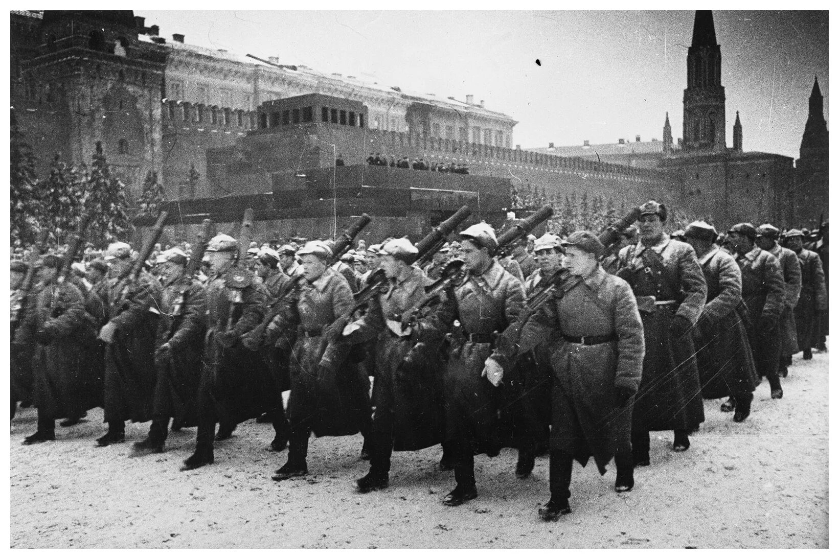 Где проходил парад в 1941 году. Парад 7 ноября 1941. Парад 1941 года на красной площади Буденный. Парад 7 ноября 1945 года в Москве на красной площади. Парад войск на красной площади 7 ноября 1941 года.