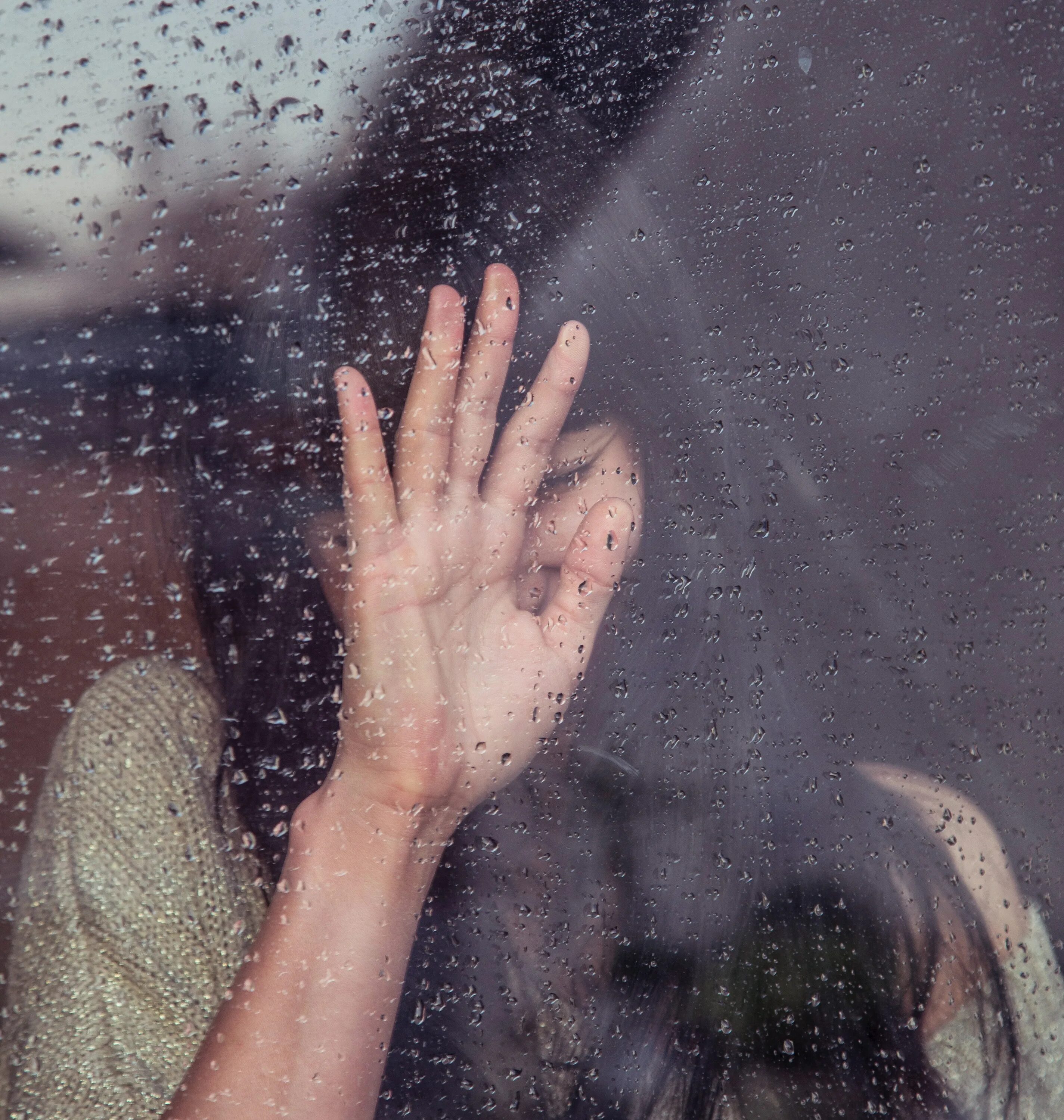 Девушка у окна дождь. Девушка под дождем. Девушка за окном дождь. Человек у окна дождь.
