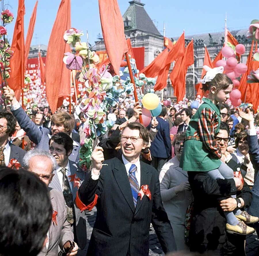 Советские праздники 1 мая. Первомайская демонстрация в СССР. Первомай парад СССР. Первомайские демонстрации 1 мая в СССР. Первомай демонстрация Советский Союз.