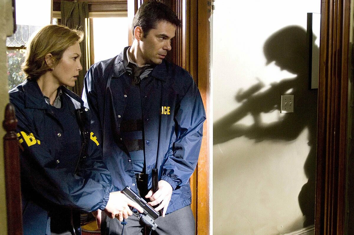 Предметы с места преступления. Следы на месте преступления. Не оставившее следов преступление. Улики на месте преступления. Не оставившее следов преступление.