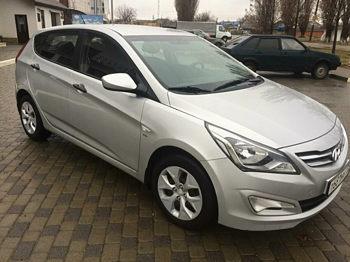 Hyundai Solaris 2015 Silver. Hyundai Solaris 2015. Хендай Солярис хэтчбек 2015. Хендай Солярис 1 Рестайлинг серебристый.