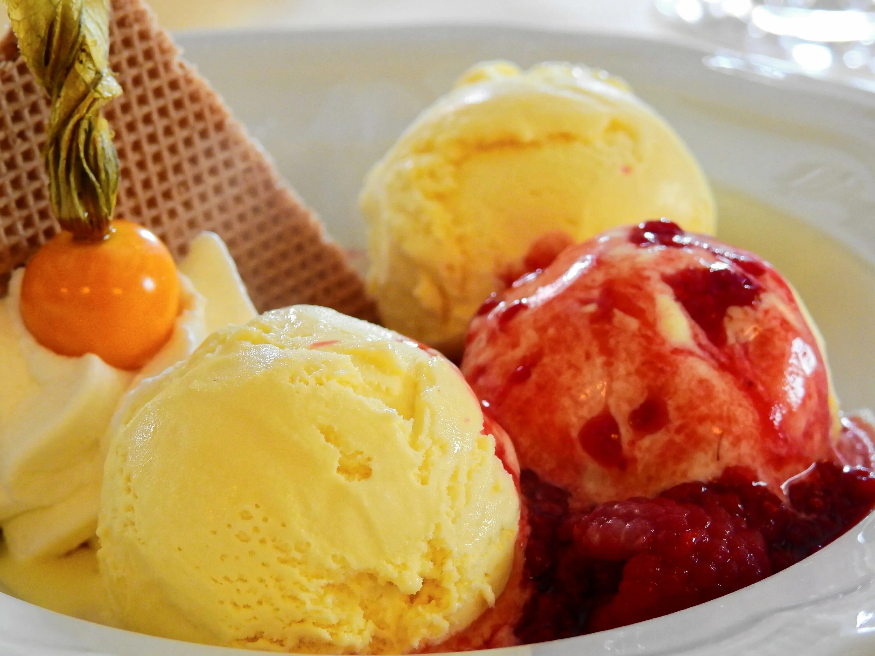 мороженое в вафельном рожке. горячее после мороженого. шарик мороженого. вкусняшки необычные. Ice cream ice cream мороженщик.